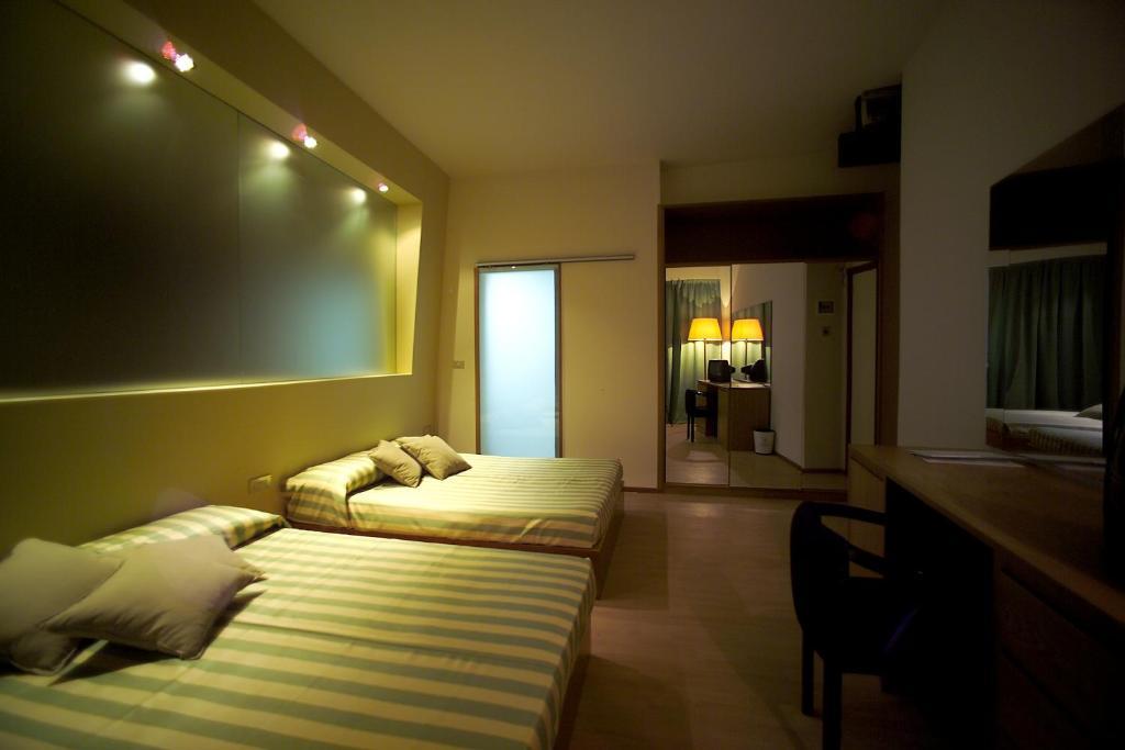 Hotel President Silvi Marina Bilik gambar